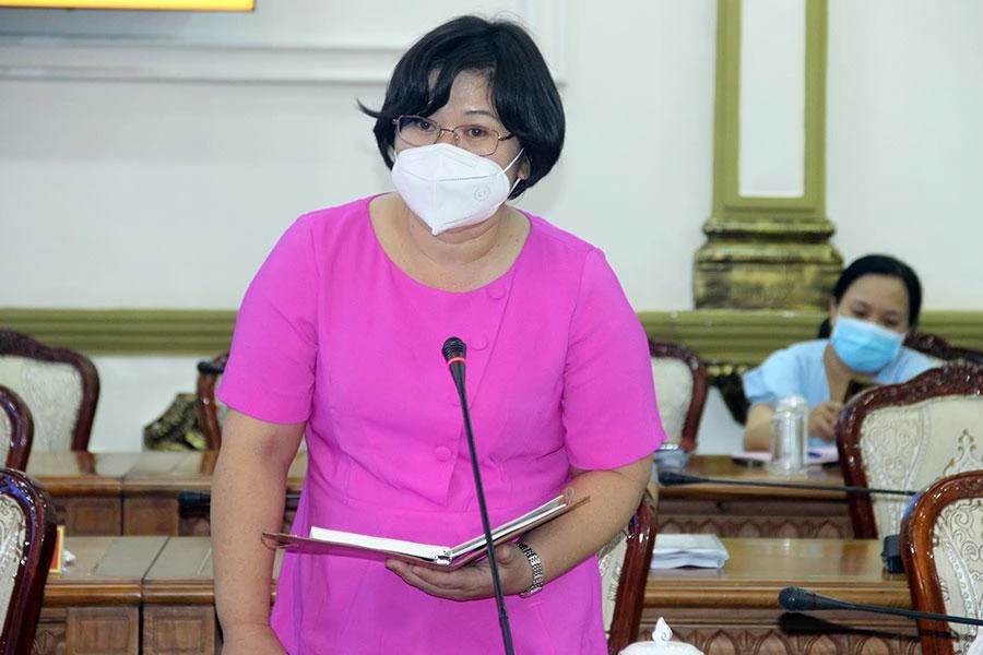 Đại biểu Quốc hội Trương Trọng Nghĩa và đại biểu Văn Thị Bạch Tuyết, Phó Trưởng đoàn chuyên trách Đoàn đại biểu Quốc hội TP.HCM, phát biểu tại buổi giám sát. Ảnh: LÊ THOA