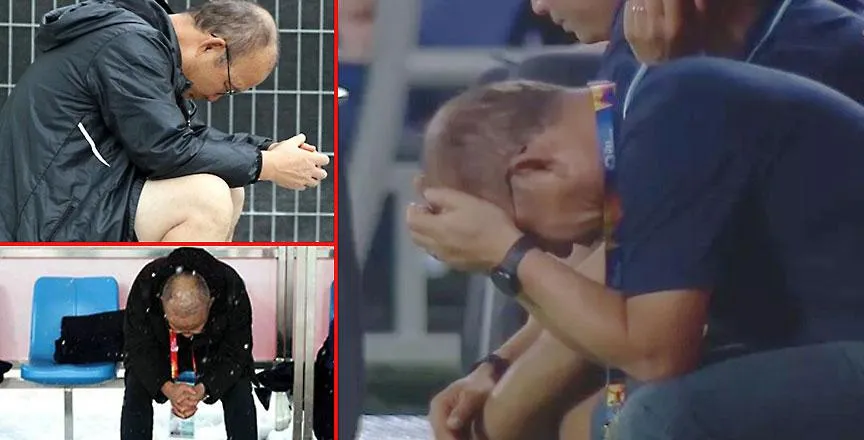 Trong khi sân Mỹ Đình như muốn nổ tung với bàn thắng ở phút 83 thì thầy Park ngồi một mình cúi đầu cầu nguyện (ảnh lớn, phải) và đó cũng là thói quen của ông. Ảnh: CTV Trong khi sân Mỹ Đình như muốn nổ tung với bàn thắng ở phút 83 thì thầy Park ngồi một mình cúi đầu cầu nguyện (ảnh lớn, phải) và đó cũng là thói quen của ông. Ảnh: CTV