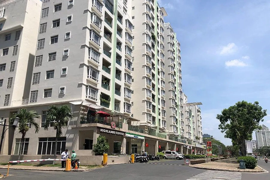 Giá căn hộ tăng cao, cho vay bất động sản bị siết khiến việc mua bán căn hộ gặp nhiều khó khăn. Ảnh minh họa: Q.HUY