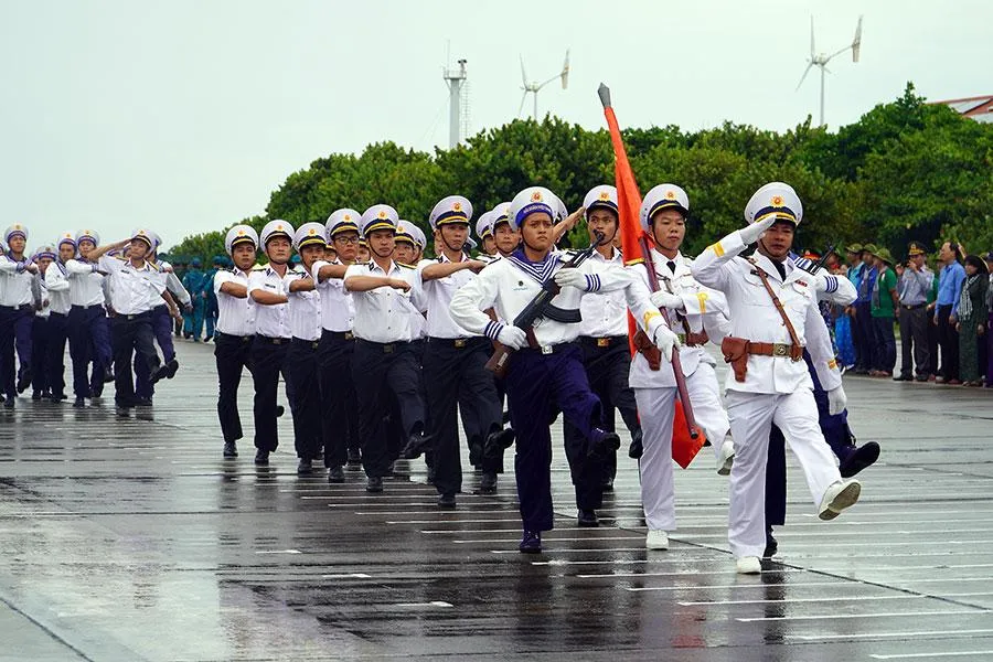 Lễ chào cờ và duyệt binh được tổ chức trang nghiêm, trọng thể ở đảo Trường Sa.