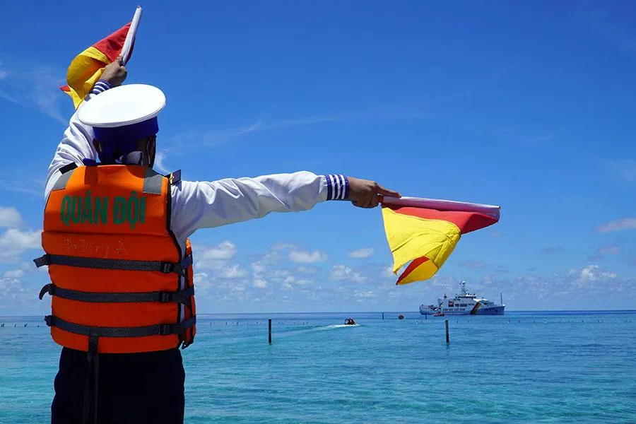 Chiến sĩ làm nhiệm vụ ở Trường Sa đang đón tàu KN290 đến thăm.