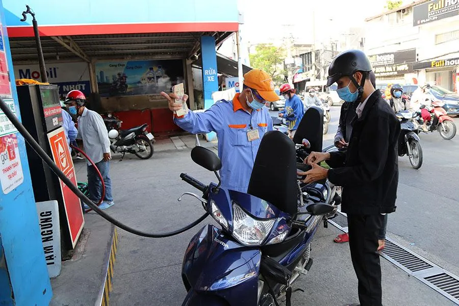 Nhiều ý kiến đề nghị cần giảm ngay các loại thuế, phí với xăng dầu. Trong ảnh: Người dân TP.HCM đang đổ xăng. Ảnh: HOÀNG GIANG
