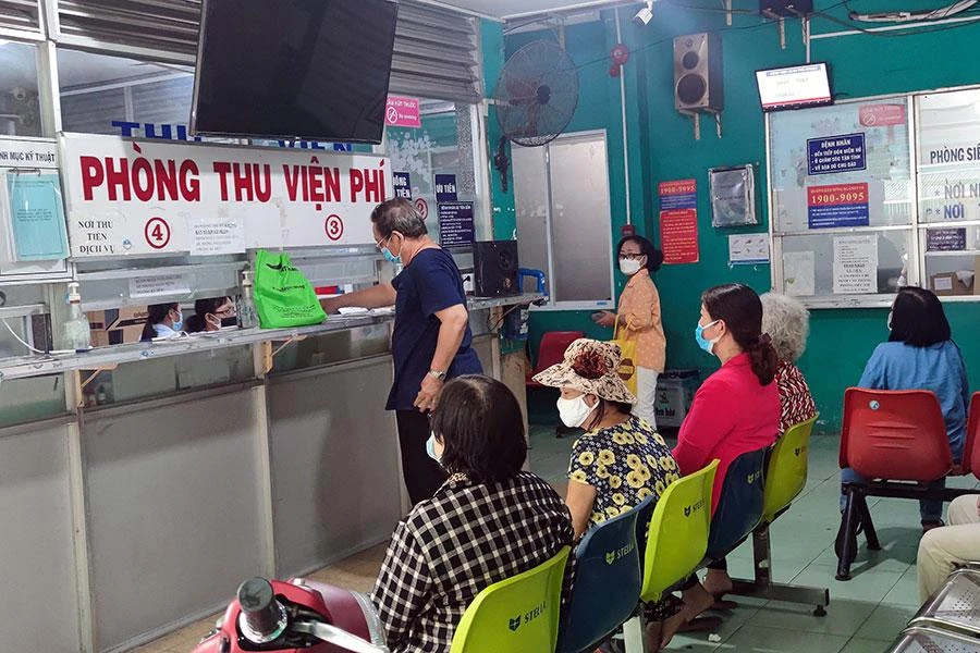 Người dân đến đăng ký khám chữa bệnh tại BV quận Phú Nhuận. Ảnh: NGUYỄN HIỀN