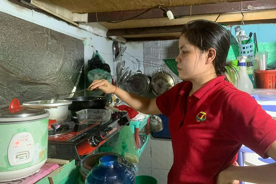 Bão giá khiến bữa ăn của công nhân càng sơ sài, đạm bạc. Ảnh: THẢO PHƯƠNG Bão giá khiến bữa ăn của công nhân càng sơ sài, đạm bạc. Ảnh: THẢO PHƯƠNG