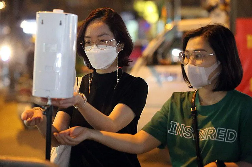 Người dân, du khách vẫn giữ thói quen sát khuẩn, đeo khẩu trang, tuân thủ các biện pháp phòng dịch khi tham gia không gian phố đi bộ quanh Hồ Gươm. Ảnh: TRỌNG PHÚ Người dân, du khách vẫn giữ thói quen sát khuẩn, đeo khẩu trang, tuân thủ các biện pháp phòng dịch khi tham gia không gian phố đi bộ quanh Hồ Gươm. Ảnh: TRỌNG PHÚ