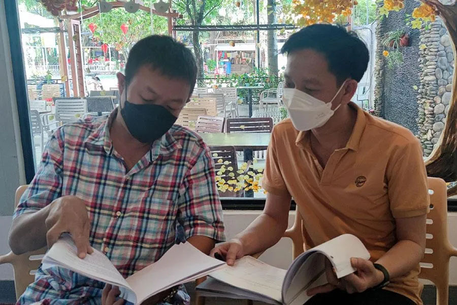 Một cư dân trình bày hồ sơ liên quan đến việc mua căn hộ chung cư. Tuy nhiên, đã hơn sáu tháng, chủ đầu tư vẫn chưa cho gia đình anh chuyển vào ở. Ảnh: NGUYỄN HIỀN Một cư dân trình bày hồ sơ liên quan đến việc mua căn hộ chung cư. Tuy nhiên, đã hơn sáu tháng, chủ đầu tư vẫn chưa cho gia đình anh chuyển vào ở. Ảnh: NGUYỄN HIỀN