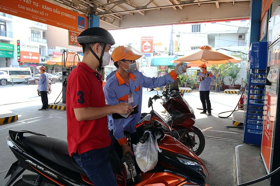 Giá xăng dầu đang ở mức cao kỷ lục. Ảnh: PHI HÙNG