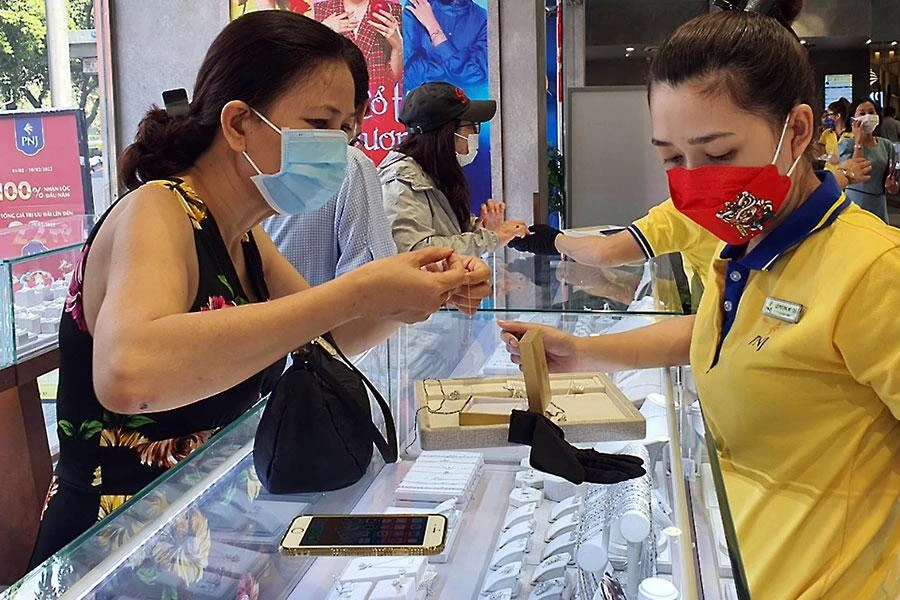 Giá vàng bật tăng sau khi Mỹ tiếp tục tăng mạnh lãi suất cơ bản. Ảnh: PM