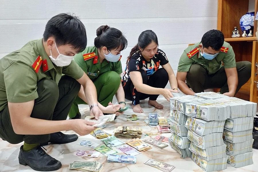 Hồi tháng 1-2022, cơ quan chức năng tỉnh An Giang phát hiện và thu giữ số lượng lớn vàng lậu và ngoại tệ trái phép. Trong ảnh: Ngoại tệ thu giữ trong lúc khám xét. Ảnh: NT - MP