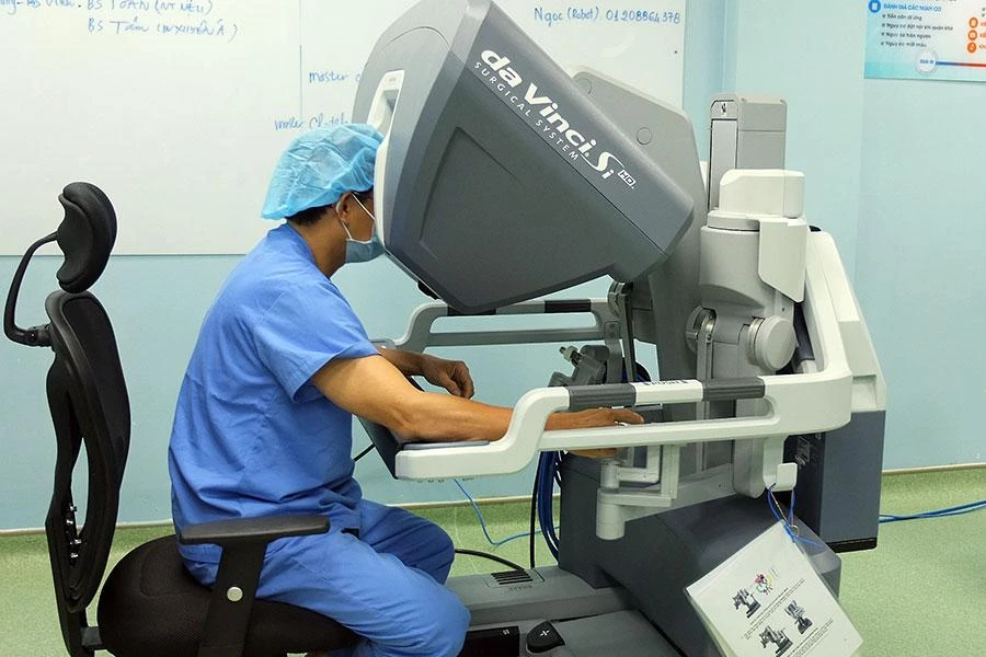BV Bình Dân ứng dụng thiết bị phẫu thuật robot hiện đại. Ảnh: TRẦN NHUNG