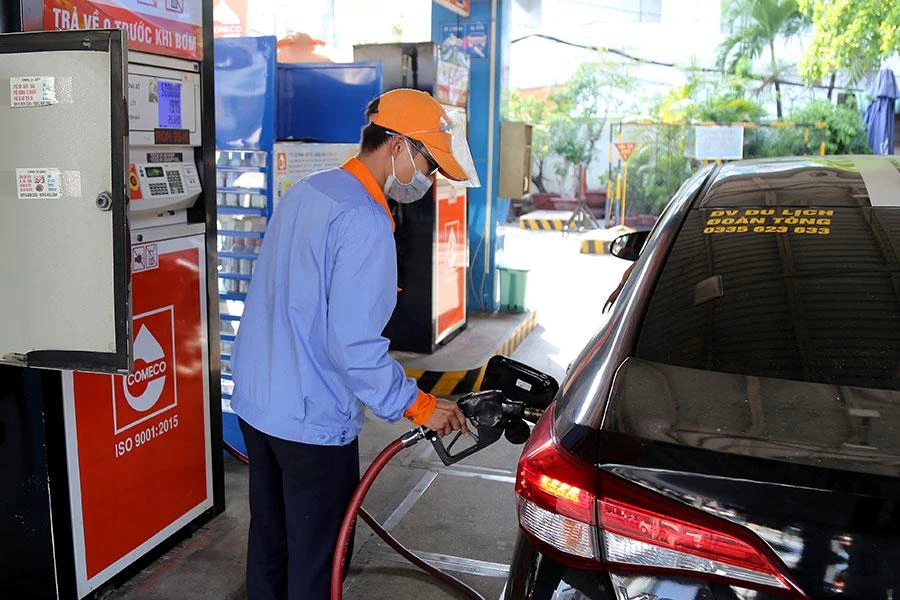 Giá xăng dầu liên tục leo thang trong thời gian gần đây. Ảnh: TÚ UYÊN