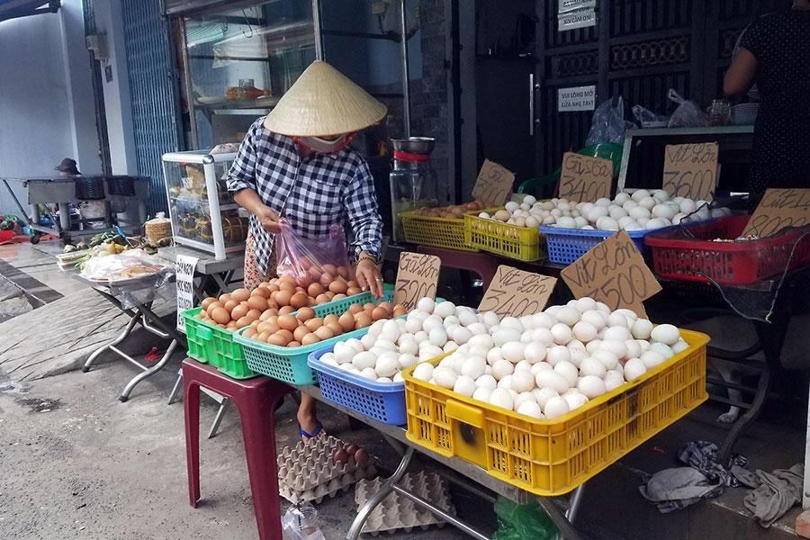 Giá thực phẩm thiết yếu tăng khiến người tiêu dùng chật vật. Ảnh: THU HÀ Giá thực phẩm thiết yếu tăng khiến người tiêu dùng chật vật. Ảnh: THU HÀ