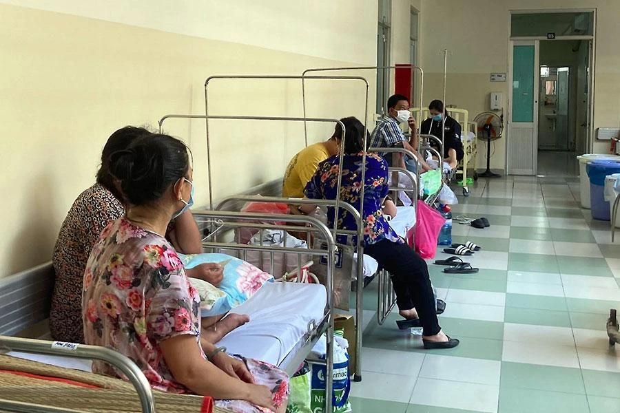 Bệnh nhân sốt xuất huyết chuyển viện có nguy cơ sốc, tái sốc, rối loạn tri giác, co giật, xử trí trên xe cấp cứu sẽ gặp nhiều khó khăn. Ảnh: HOÀNG LAN