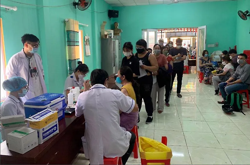Rất đông người dân phường Hiệp Bình Chánh, TP Thủ Đức chờ tiêm vaccine ngừa COVID-19 mũi nhắc lại. Ảnh: TRẦN NGỌC Rất đông người dân phường Hiệp Bình Chánh, TP Thủ Đức chờ tiêm vaccine ngừa COVID-19 mũi nhắc lại. Ảnh: TRẦN NGỌC