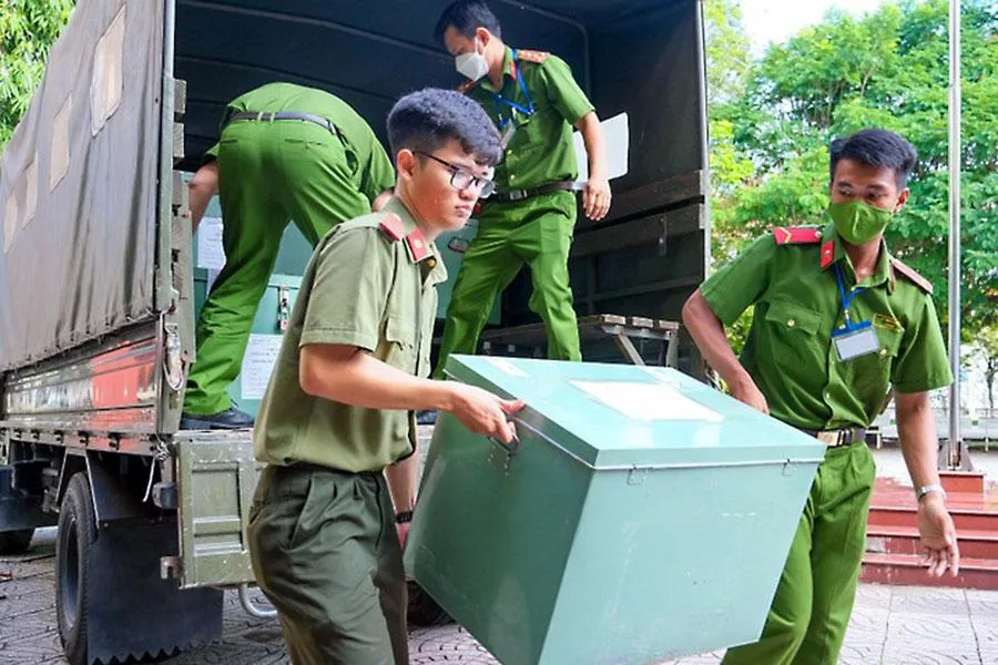 Từ nơi in sao đến các điểm thi, xe chở đề thi không dừng, đỗ và luôn có công an giám sát. Ảnh: TT