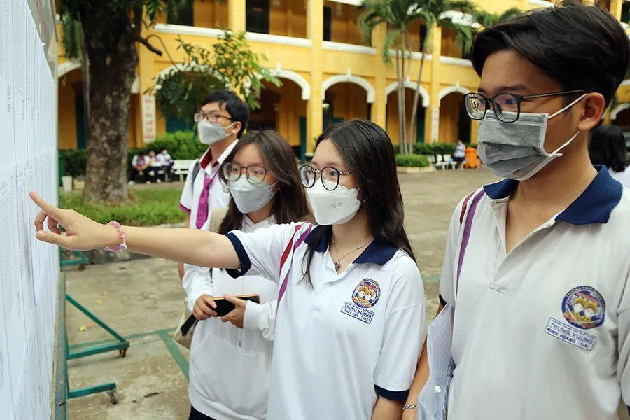 Thí sinh xem danh sách phòng thi và số báo danh tại điểm thi Trường THPT Trưng Vương, quận 1, TP.HCM. Ảnh: HOÀNG GIANG