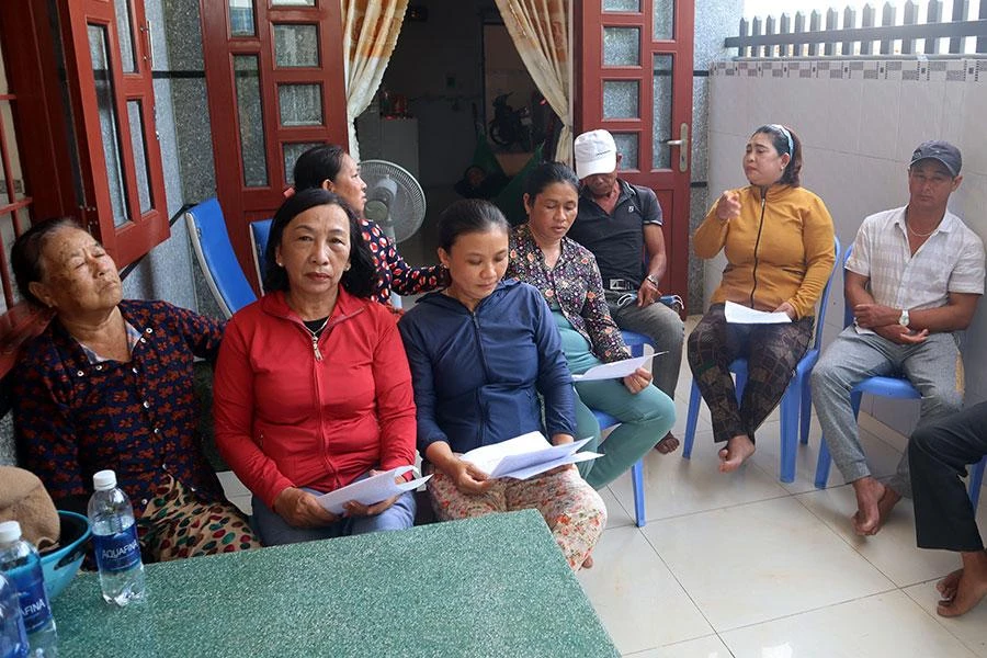 Các hộ ngư dân không được nhận tiền hỗ trợ đã khiếu nại đòi quyền lợi. Ảnh: TK