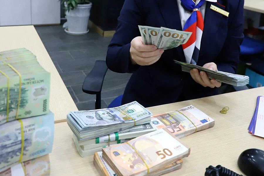 Nếu so với các đồng tiền khác, tiền đồng vẫn nằm trong biên độ giảm thấp hơn nhiều. Ảnh: PM