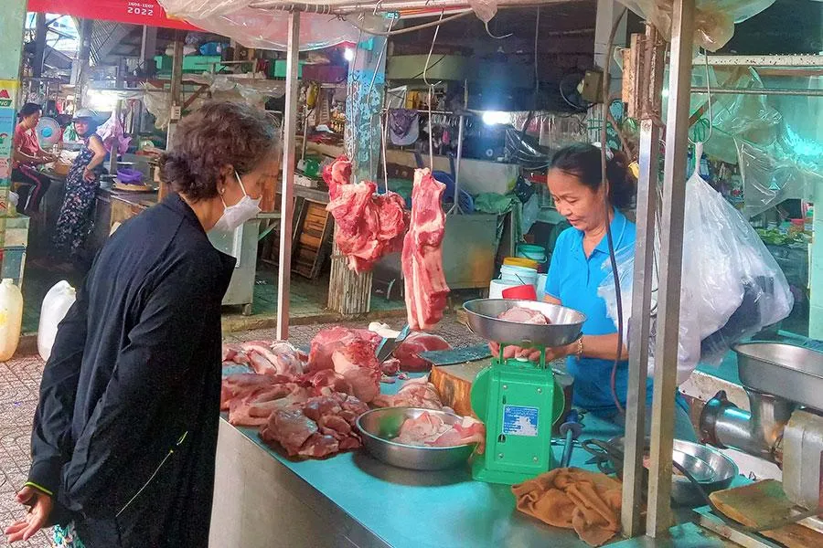 Người tiêu dùng đang có xu hướng thắt chặt chi tiêu, mua sắm. Ảnh: TÚ UYÊN Người tiêu dùng đang có xu hướng thắt chặt chi tiêu, mua sắm. Ảnh: TÚ UYÊN