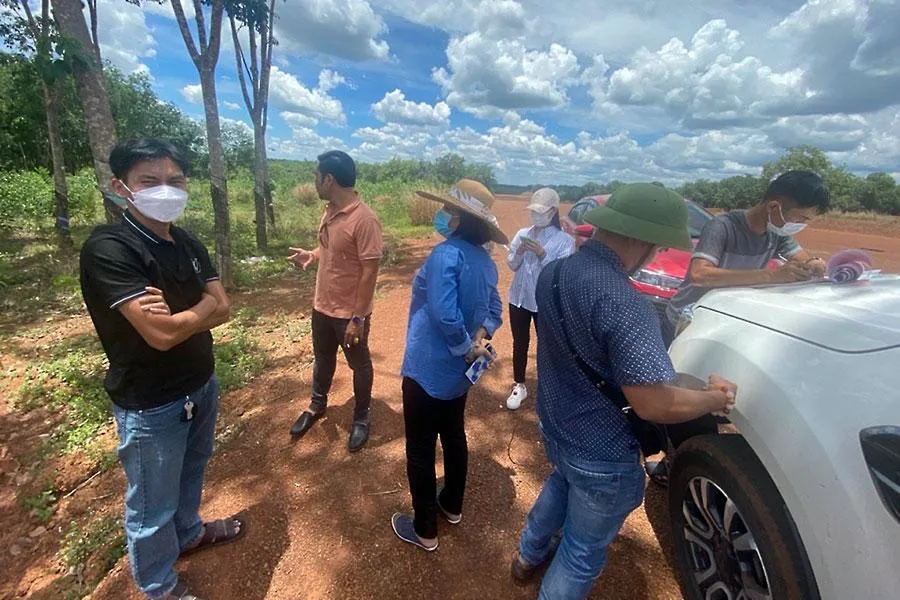 Nhà đầu tư đi mua đất nền vùng ven thời điểm sốt đất ở nhiều tỉnh, thành. Ảnh: Q.HUY Nhà đầu tư đi mua đất nền vùng ven thời điểm sốt đất ở nhiều tỉnh, thành. Ảnh: Q.HUY