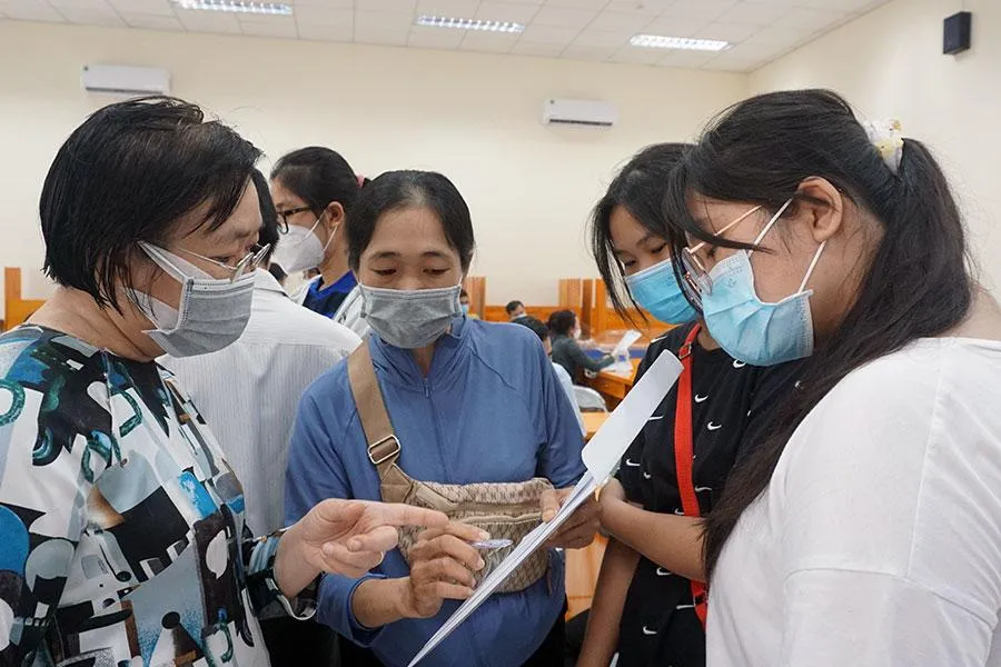 Bà Vũ Thị Ngọc Dung, Hiệu trưởng Trường THPT Bùi Thị Xuân (bìa trái), tư vấn cho phụ huynh về việc lựa chọn tổ hợp môn khối 10. Ảnh: NGUYỄN QUYÊN Bà Vũ Thị Ngọc Dung, Hiệu trưởng Trường THPT Bùi Thị Xuân (bìa trái), tư vấn cho phụ huynh về việc lựa chọn tổ hợp môn khối 10. Ảnh: NGUYỄN QUYÊN