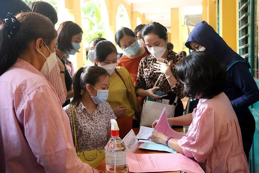 Trường THPT Trưng Vương tổ chức tư vấn cho phụ huynh khối 10 về chương trình mới và cách lựa chọn môn học. Ảnh: THẢO PHƯƠNG Trường THPT Trưng Vương tổ chức tư vấn cho phụ huynh khối 10 về chương trình mới và cách lựa chọn môn học. Ảnh: THẢO PHƯƠNG