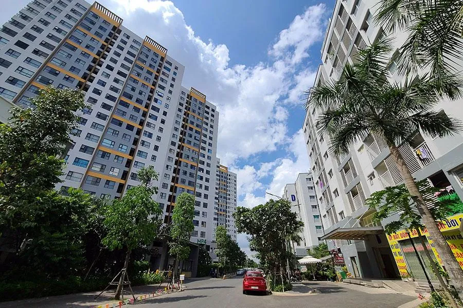 Dãy nhà ở xã hội đã hoàn thiện (bên phải) tại một dự án ở huyện Bình Chánh (TP.HCM). Dãy nhà ở xã hội đã hoàn thiện (bên phải) tại một dự án ở huyện Bình Chánh (TP.HCM).