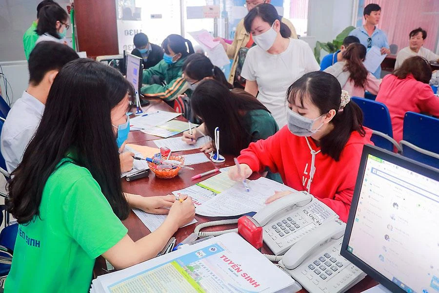 Thí sinh tìm hiểu và nộp hồ sơ xét tuyển sớm tại Trường ĐH Công nghiệp thực phẩm TP.HCM. Ảnh: SƠN THÁI Thí sinh tìm hiểu và nộp hồ sơ xét tuyển sớm tại Trường ĐH Công nghiệp thực phẩm TP.HCM. Ảnh: SƠN THÁI