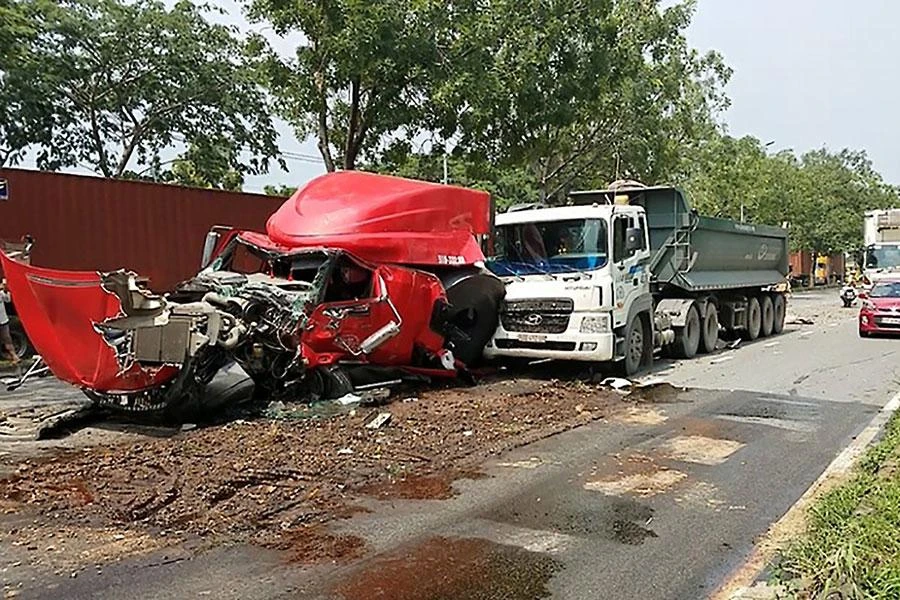 Cuộn thép lăn đè cabin xe đầu kéo khiến tài xế tử vong tại đường Nguyễn Văn Linh vào cuối năm 2019. Ảnh: NT Cuộn thép lăn đè cabin xe đầu kéo khiến tài xế tử vong tại đường Nguyễn Văn Linh vào cuối năm 2019. Ảnh: NT