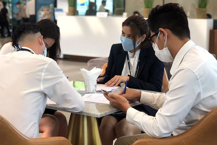 Các nhà môi giới hiện nay muốn hành nghề một cách chuyên nghiệp phải nỗ lực ứng dụng công nghệ, nâng cao hiểu biết pháp luật và trau dồi đạo đức nghề nghiệp. Ảnh: MINH LONG