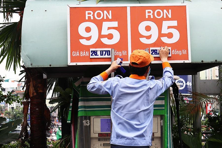 Hôm qua, giá xăng dầu giảm cực mạnh về mốc 25.000-26.000 đồng/lít. Trong ảnh: Nhân viên cây xăng cập nhật giá bán lẻ vào lúc 15 giờ ngày 21-7 tại một cây xăng trên đường Lý Thái Tổ - Lê Hồng Phong, quận 10, TP.HCM. Ảnh: CẨM TUYẾT