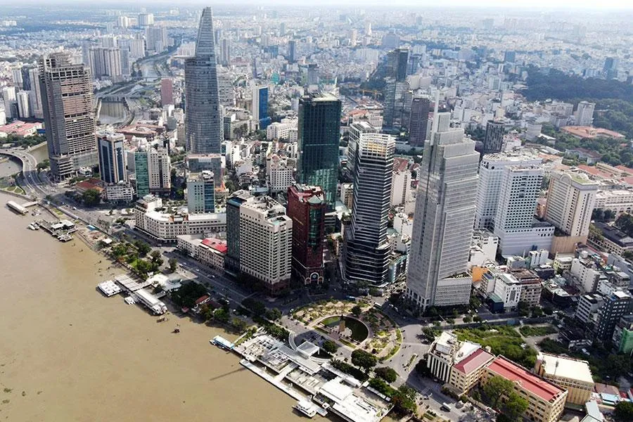 Khu đất vàng số 2-4-6 Hai Bà Trưng, quận 1, TP.HCM (góc bìa phải) dự định xây siêu khách sạn 6 sao vẫn là bãi cỏ hoang sau nhiều năm chuyển nhượng. Ảnh: NGUYỆT NHI