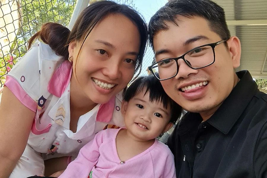 Tác giả Đặng Ngọc Hải Thuyền bên gia đình nhỏ của mình. Ảnh: NVCC