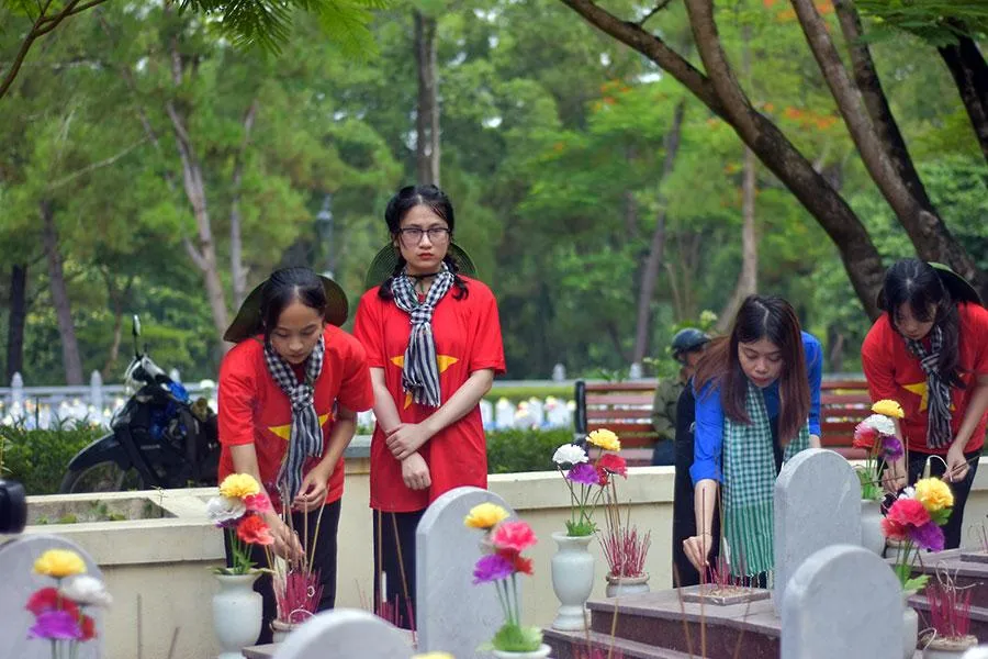 Người dân đến thăm viếng Nghĩa trang liệt sĩ quốc gia Trường Sơn. Ảnh: NGUYỄN DO Người dân đến thăm viếng Nghĩa trang liệt sĩ quốc gia Trường Sơn. Ảnh: NGUYỄN DO