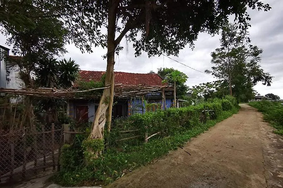 Tác giả đang ở phòng trọ tại TP.HCM (ảnh trên) và ngôi nhà thân thương ở quê nhà (ảnh dưới). Ảnh: NVCC