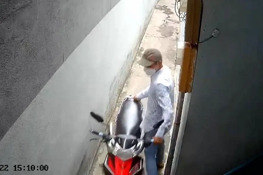 Trộm lấy xe máy của một sinh viên nghèo khiến sinh viên này có ý định bỏ về quê sinh sống. Ảnh: TS