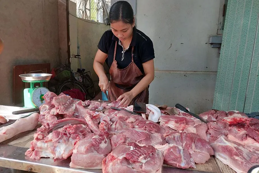 Giá heo hơi đã giảm nhưng giá thịt heo bán lẻ tại chợ vẫn chưa giảm tương ứng. Ảnh: AH Giá heo hơi đã giảm nhưng giá thịt heo bán lẻ tại chợ vẫn chưa giảm tương ứng. Ảnh: AH
