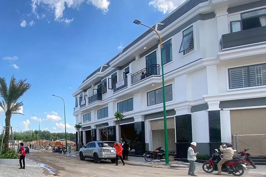 Nhiều người dân vẫn đi xem, chọn mua nhà vào tháng ngâu. Ảnh: M.LONG