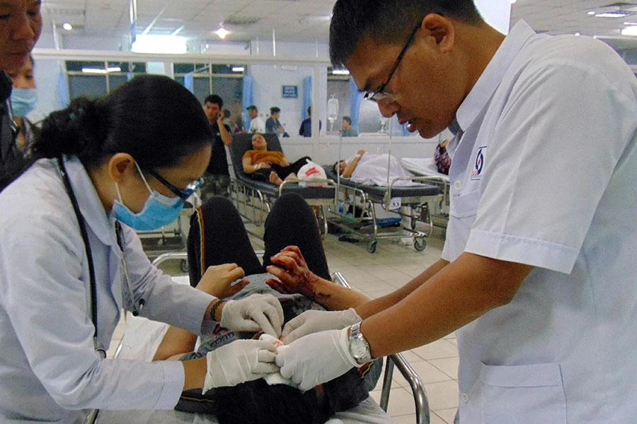 Nhân viên y tế đang cấp cứu trường hợp tai nạn. Ảnh: TRẦN NGỌC