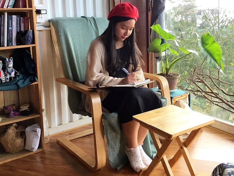 Tác giả Phượng Châu trong một lần đi du lịch. Ảnh: NVCC