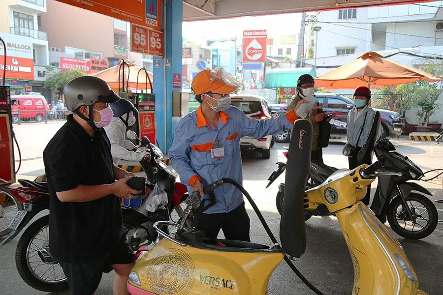 Giá xăng dầu dự báo sẽ còn biến động rất khó lường trong thời gian tới. Ảnh: HOÀNG GIANG