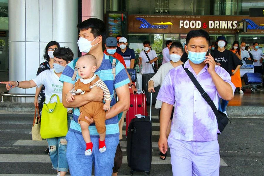 Phát triển ngành dịch vụ là động lực quan trọng thúc đẩy công nghiệp hóa, hiện đại hóa đất nước. Trong ảnh: Du khách đến Đà Nẵng trong mùa du lịch hè 2022. Ảnh: TẤN VIỆT