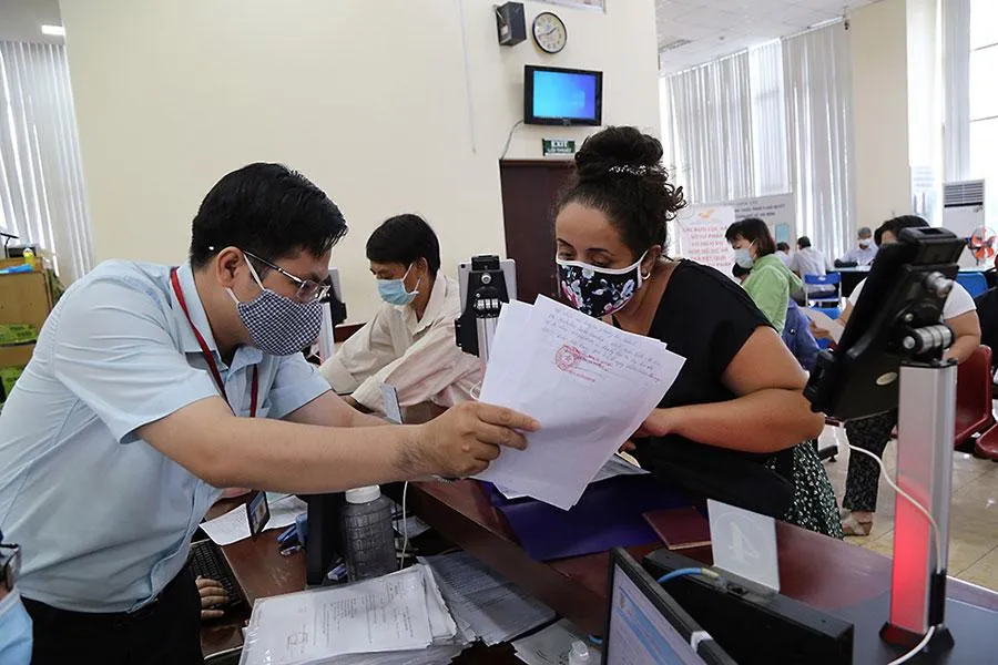 UBND TP.HCM đề nghị các cơ quan, đơn vị có cơ chế khuyến khích người dân, doanh nghiệp đóng góp, hiến kế cải cách hành chính. Ảnh: HOÀNG GIANG UBND TP.HCM đề nghị các cơ quan, đơn vị có cơ chế khuyến khích người dân, doanh nghiệp đóng góp, hiến kế cải cách hành chính. Ảnh: HOÀNG GIANG