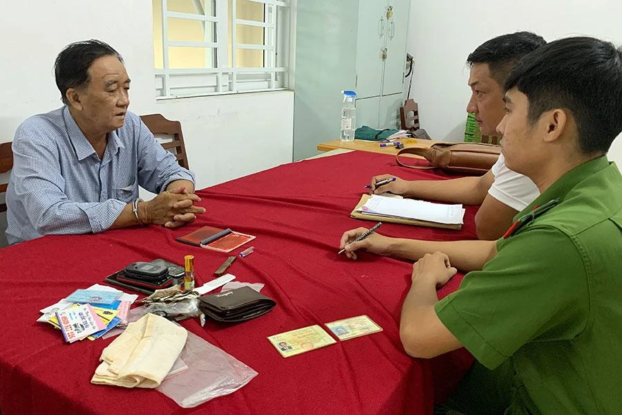 Bị can Nguyễn Thanh Bình trốn khỏi Trại giam Xuân Lộc 26 năm bị các trinh sát bắt giữ. Ảnh: CACC