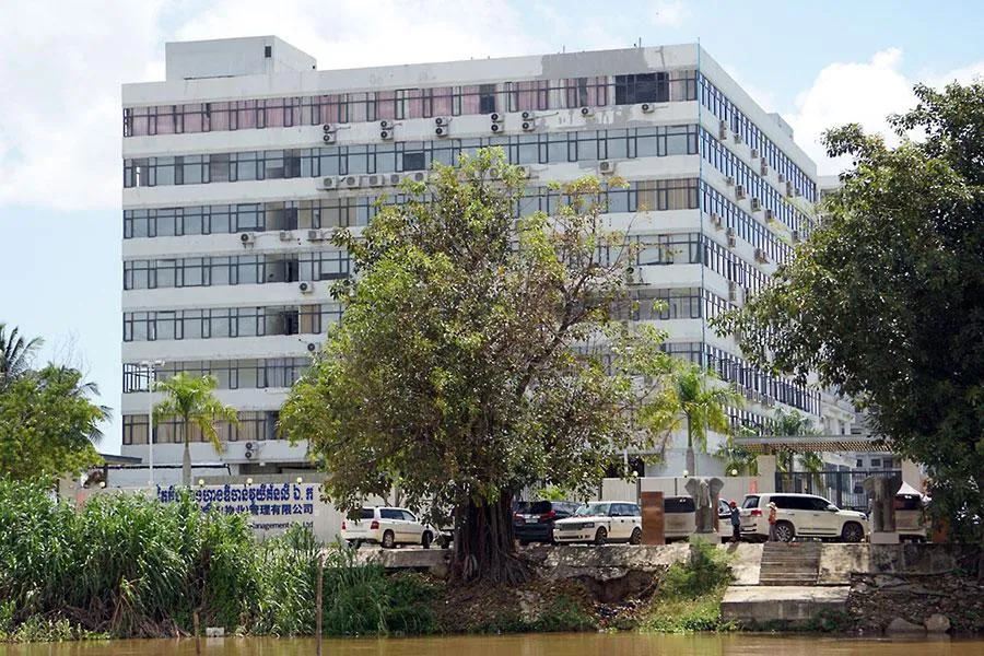 Casino Rich World ở Campuchia, ngay bên bờ sông Bình Di mà 42 người liều mình bơi qua để về Việt Nam. Ảnh: H.DƯƠNG Casino Rich World ở Campuchia, ngay bên bờ sông Bình Di mà 42 người liều mình bơi qua để về Việt Nam. Ảnh: H.DƯƠNG