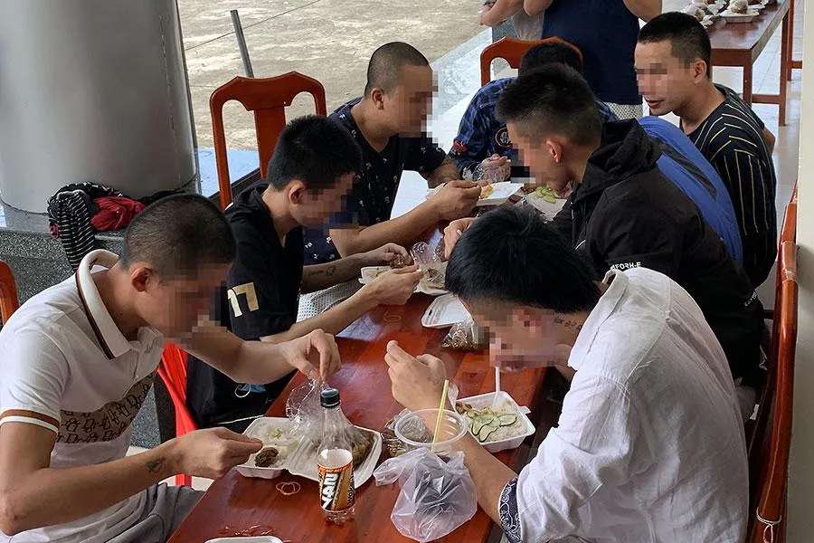 Những người liều mình bơi qua sông Bình Di về Việt Nam được cơ quan chức năng cho ở tạm tại xã Đa Phước, huyện An Phú, An Giang. Ảnh: H.DƯƠNG Những người liều mình bơi qua sông Bình Di về Việt Nam được cơ quan chức năng cho ở tạm tại xã Đa Phước, huyện An Phú, An Giang. Ảnh: H.DƯƠNG