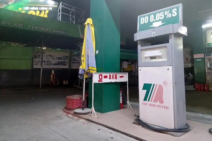 Một cửa hàng xăng dầu tại quận Gò Vấp thông báo “0 bán” xăng. (Ảnh chụp lúc 19 giờ 30 ngày 24-8) Ảnh: TÚ UYÊN