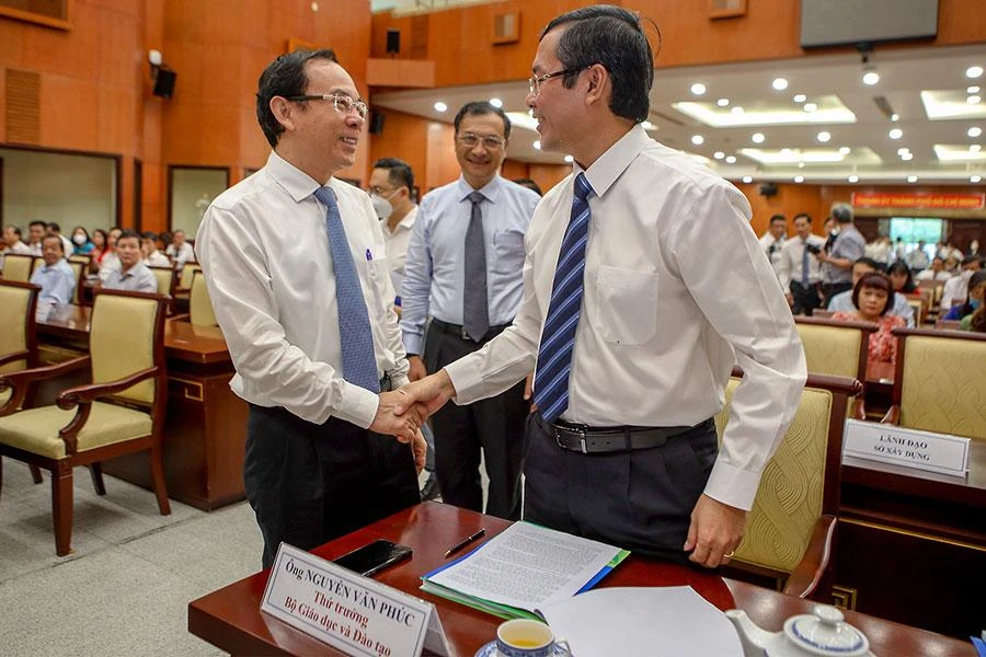 Bí thư Thành ủy TP.HCM Nguyễn Văn Nên (bìa trái) trò chuyện cùng Thứ trưởng Bộ GD&amp;ĐT Nguyễn Văn Phúc (bìa phải) tại hội nghị. Ảnh: NGUYỆT NHI