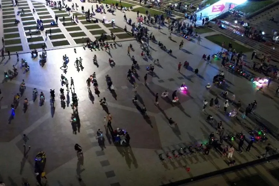 Quảng trường Lâm Viên bị các nhóm chiếm để cho thuê xe điện chạy với tốc độ cao gây nguy hiểm cho người đi bộ. Ảnh: VÕ TÙNG Quảng trường Lâm Viên bị các nhóm chiếm để cho thuê xe điện chạy với tốc độ cao gây nguy hiểm cho người đi bộ. Ảnh: VÕ TÙNG