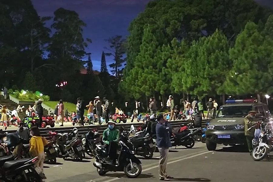 Ngày 18-7, dù xe cảnh sát của Công an phường 10, TP Đà Lạt xuất hiện trước quảng trường nhưng việc cho thuê xe điện vẫn bình thường. Ảnh: VÕ TÙNG Ngày 18-7, dù xe cảnh sát của Công an phường 10, TP Đà Lạt xuất hiện trước quảng trường nhưng việc cho thuê xe điện vẫn bình thường. Ảnh: VÕ TÙNG